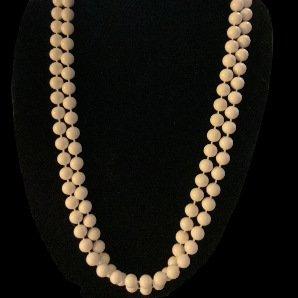 WHITE ENDLESS LOOP OF BEADS NECKLACE NO CLOSURE